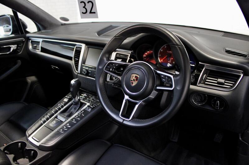 PORSCHE MACAN