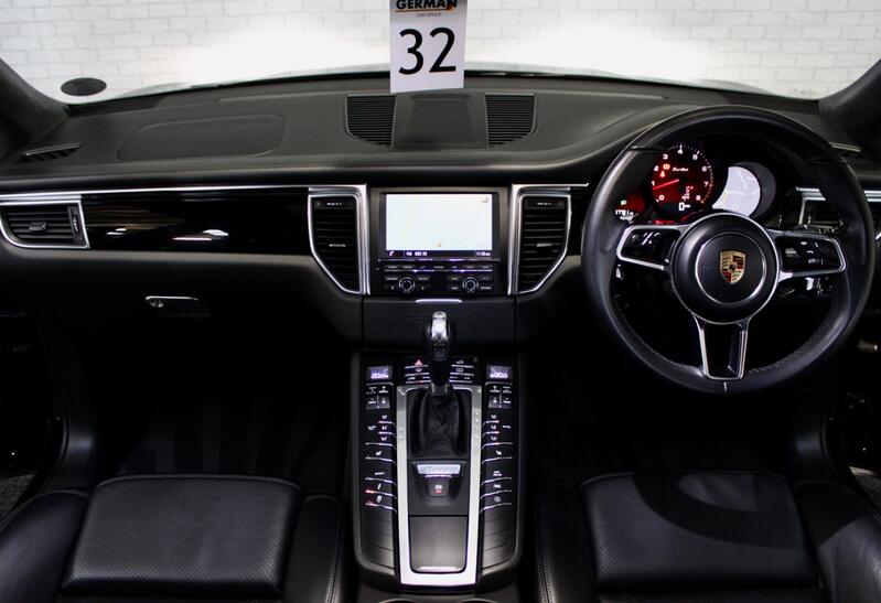 PORSCHE MACAN