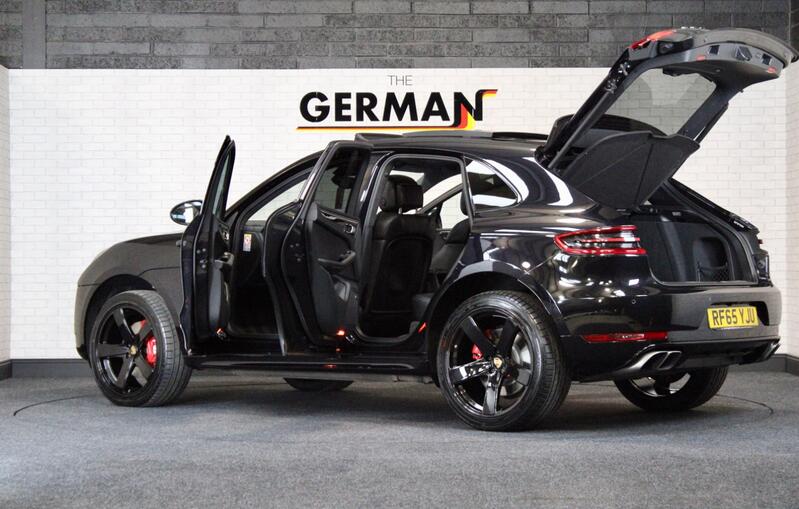 PORSCHE MACAN
