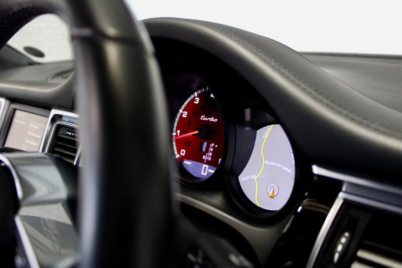PORSCHE MACAN