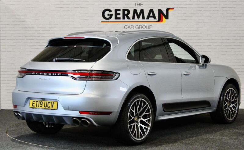 PORSCHE MACAN