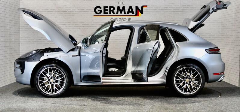 PORSCHE MACAN