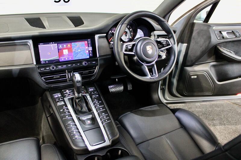PORSCHE MACAN