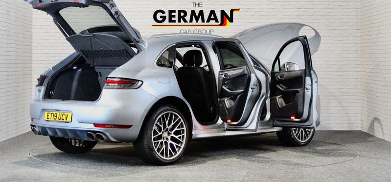 PORSCHE MACAN