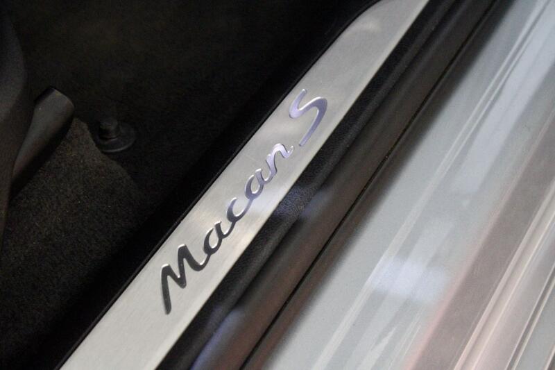 PORSCHE MACAN