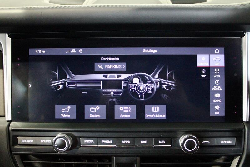 PORSCHE MACAN