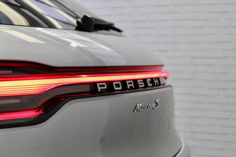 PORSCHE MACAN