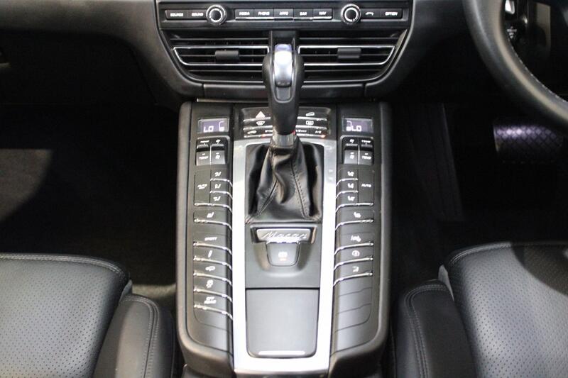 PORSCHE MACAN