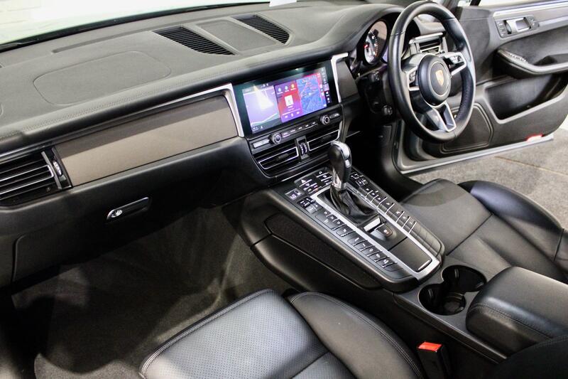 PORSCHE MACAN