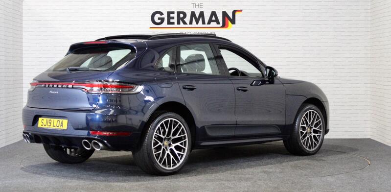PORSCHE MACAN