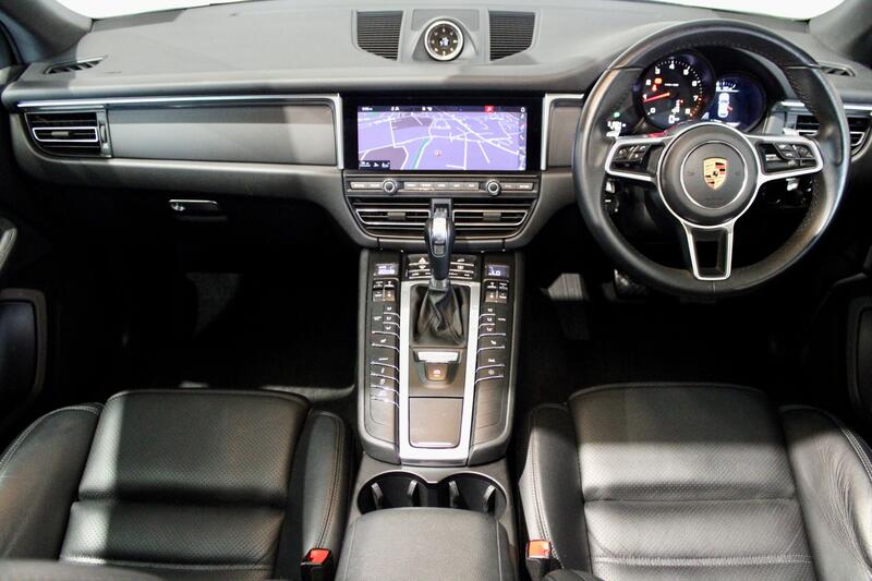 PORSCHE MACAN