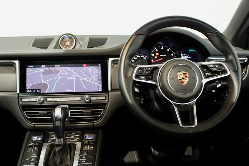 PORSCHE MACAN