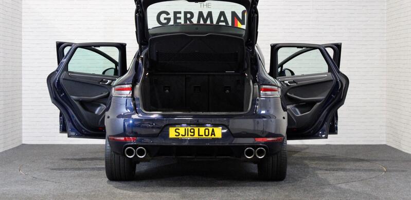 PORSCHE MACAN