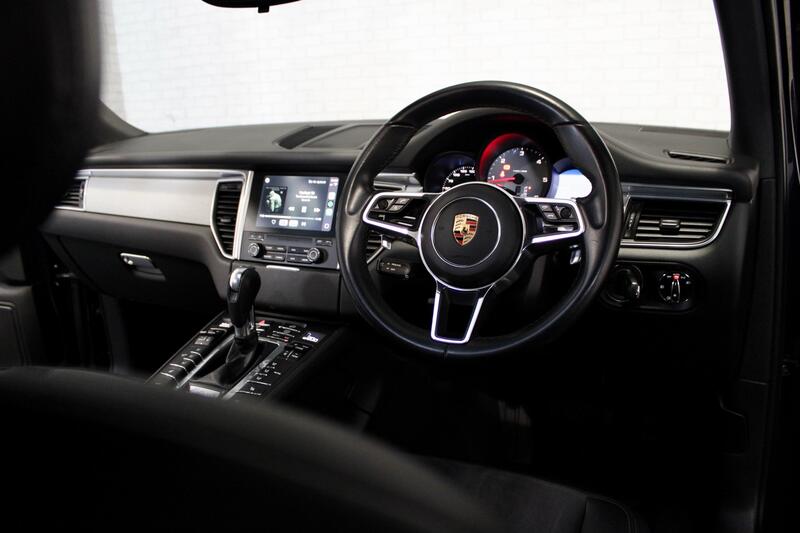 PORSCHE MACAN