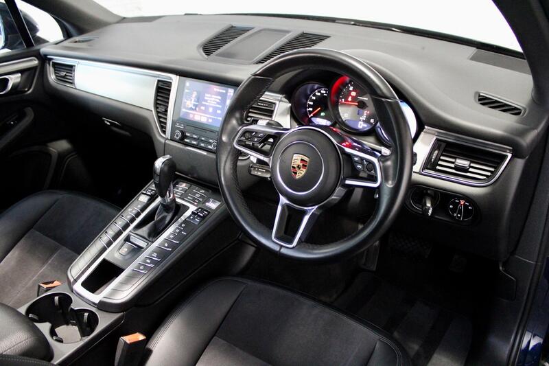PORSCHE MACAN