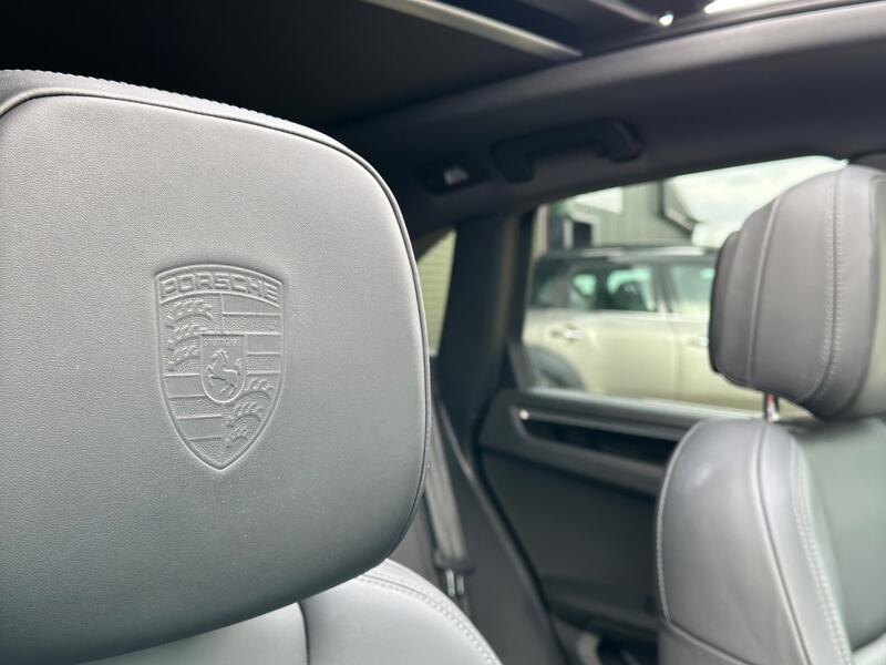 PORSCHE MACAN
