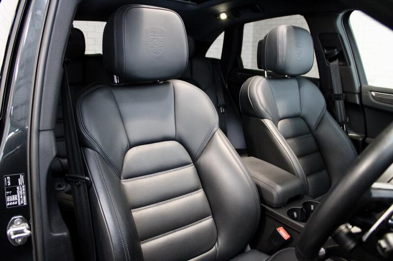 PORSCHE MACAN
