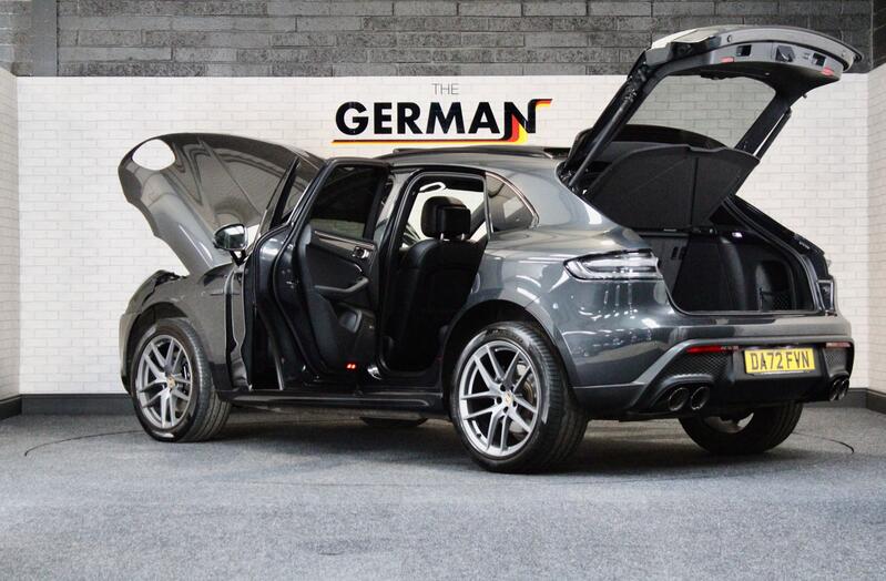 PORSCHE MACAN