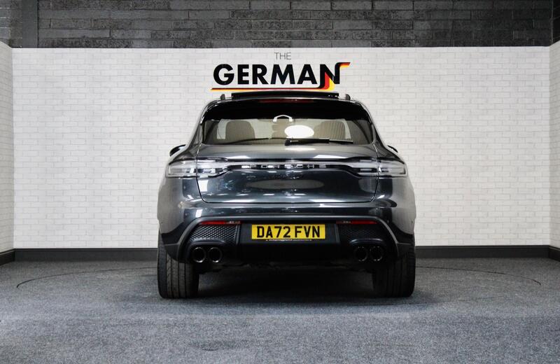 PORSCHE MACAN