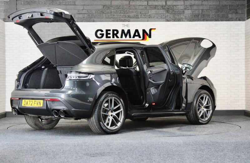 PORSCHE MACAN
