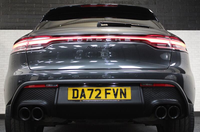 PORSCHE MACAN
