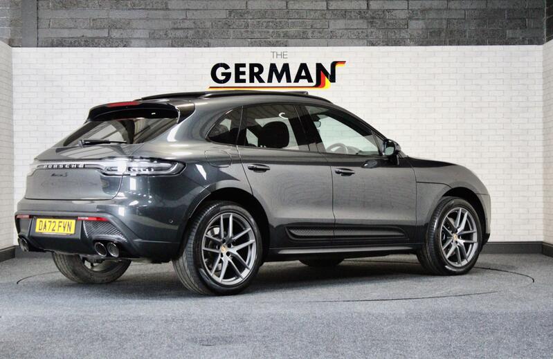 PORSCHE MACAN