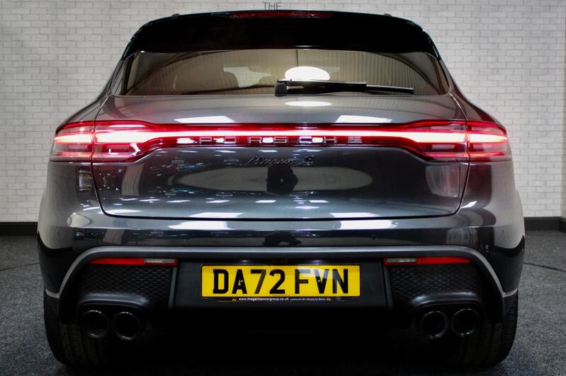 PORSCHE MACAN