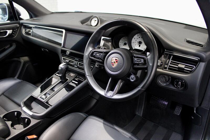 PORSCHE MACAN