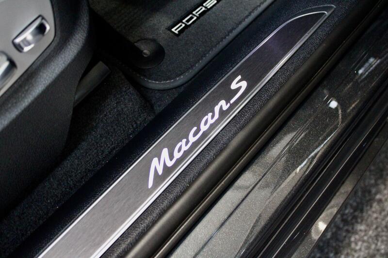 PORSCHE MACAN