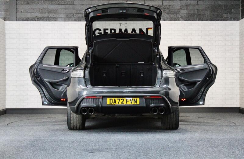 PORSCHE MACAN