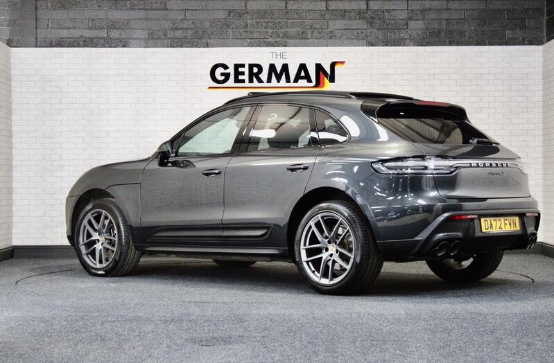 PORSCHE MACAN