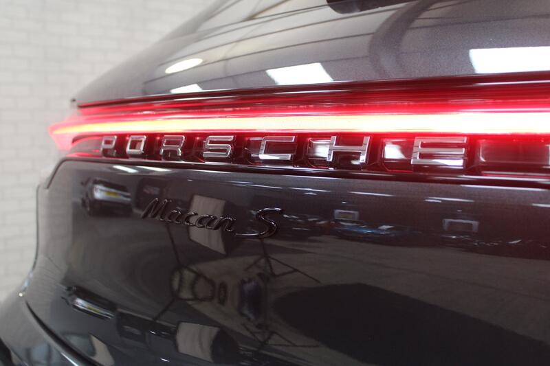 PORSCHE MACAN