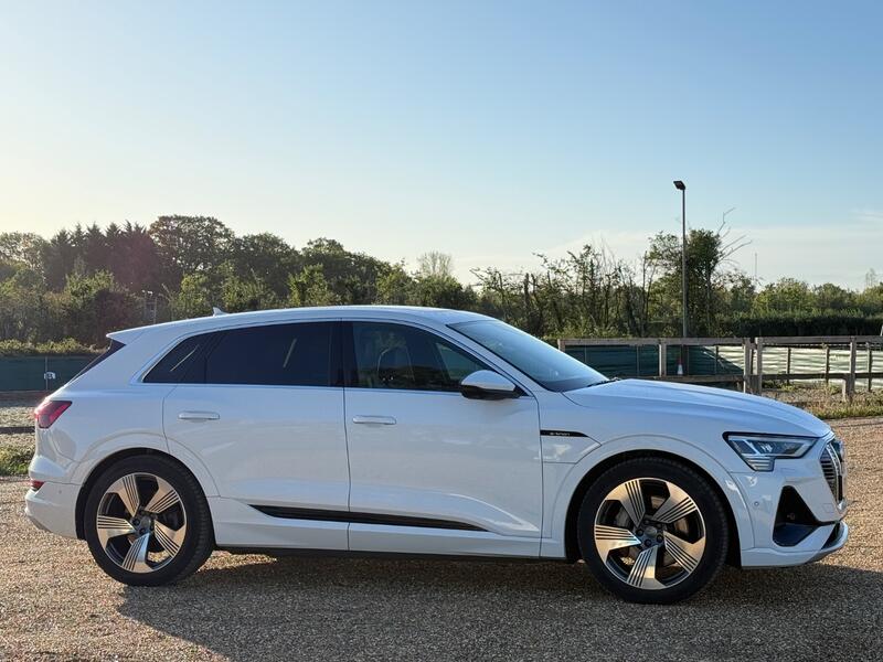 AUDI E-TRON